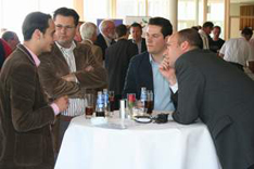 Aaron Mulder (l) geeft tekst en uitleg over het ictloket.nl